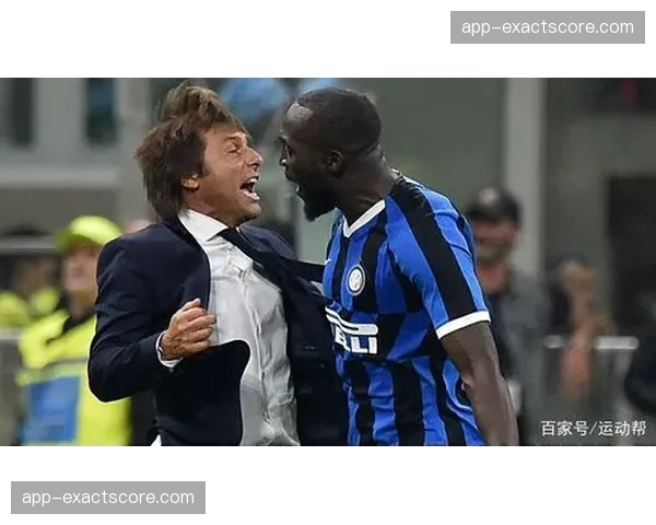 特写：梅斯老将乌多尔进球后，奔向看台与患病儿子庆祝