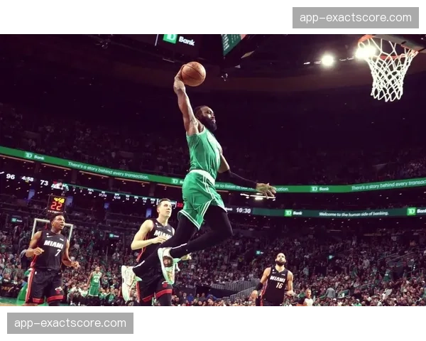 更衣室花絮：赛前凯尔特人全体球员观看上赛季东决失利集锦