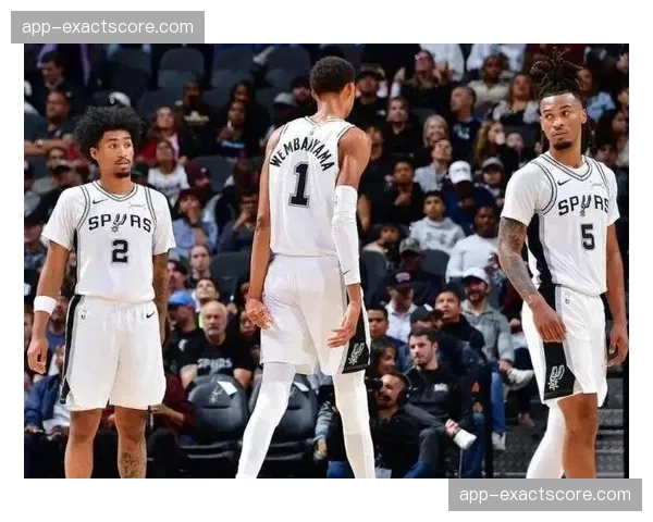 文班亚马赛前热身上演底角三分十连中,主场观众惊呼 文班亚马赛前热身上演底角三分十连中,主场观众惊呼