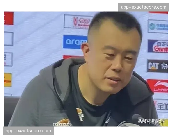 韩德君在比赛最后时刻六犯离场，全场观众起立鼓掌