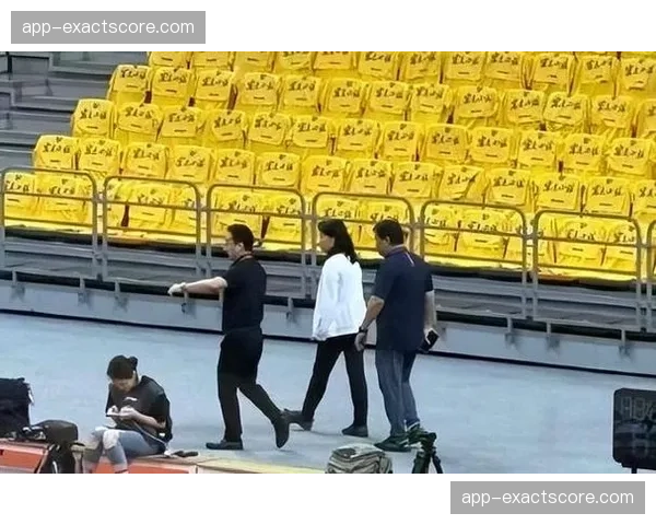 张镇麟与母亲王芳相拥，家族篮球精神的传承